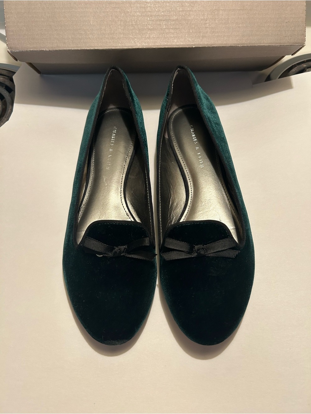 Charles & Keith Green Velvet Bow Flats Size 40 US 9-9.5 NWT